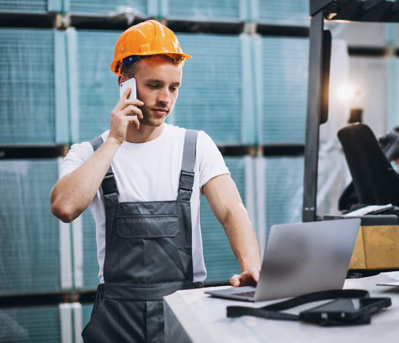 Handwerker verpasst einen Anruf